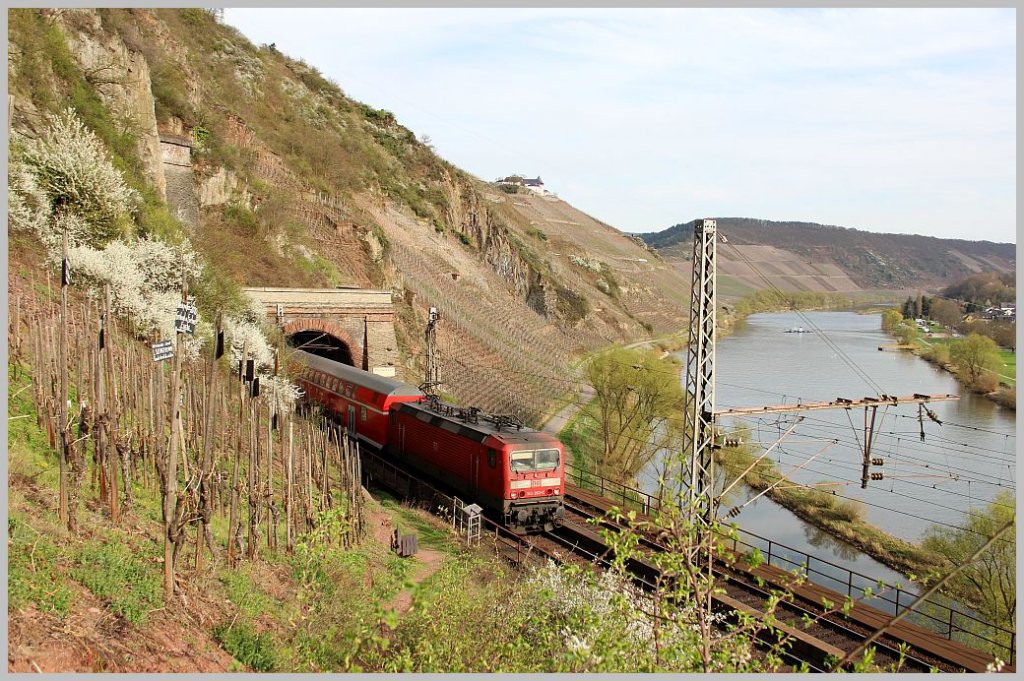 143 263 mit RE 12016 (Koblenz-Saarbrcken) kurz nach der Ausfahrt aus dem Prinzenkopftunnel. Im Hintergrund ist die Marienburg zu sehen. 2.4.12