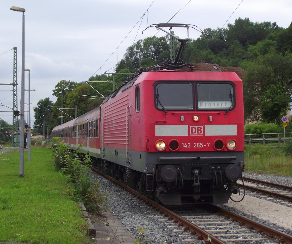 143 265-7 rangiert am 16. August 2011 mit einer n-Wagen Garnitur ber Gleis 5 in Kronach.