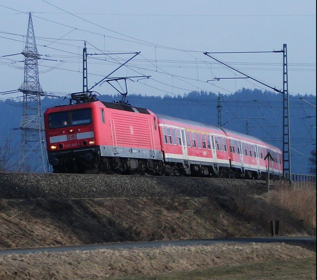 143 270 ist am 05.03.11 mit der RB 37630 nach Saalfeld(S) bei Halach Richtung Stockheim unterwegs.