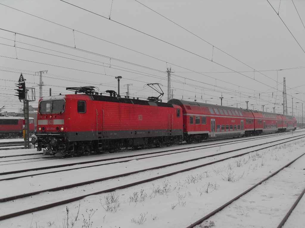 143 273 machte am 22.12.2010 eine kurze Verschnaufspause in Stendal.