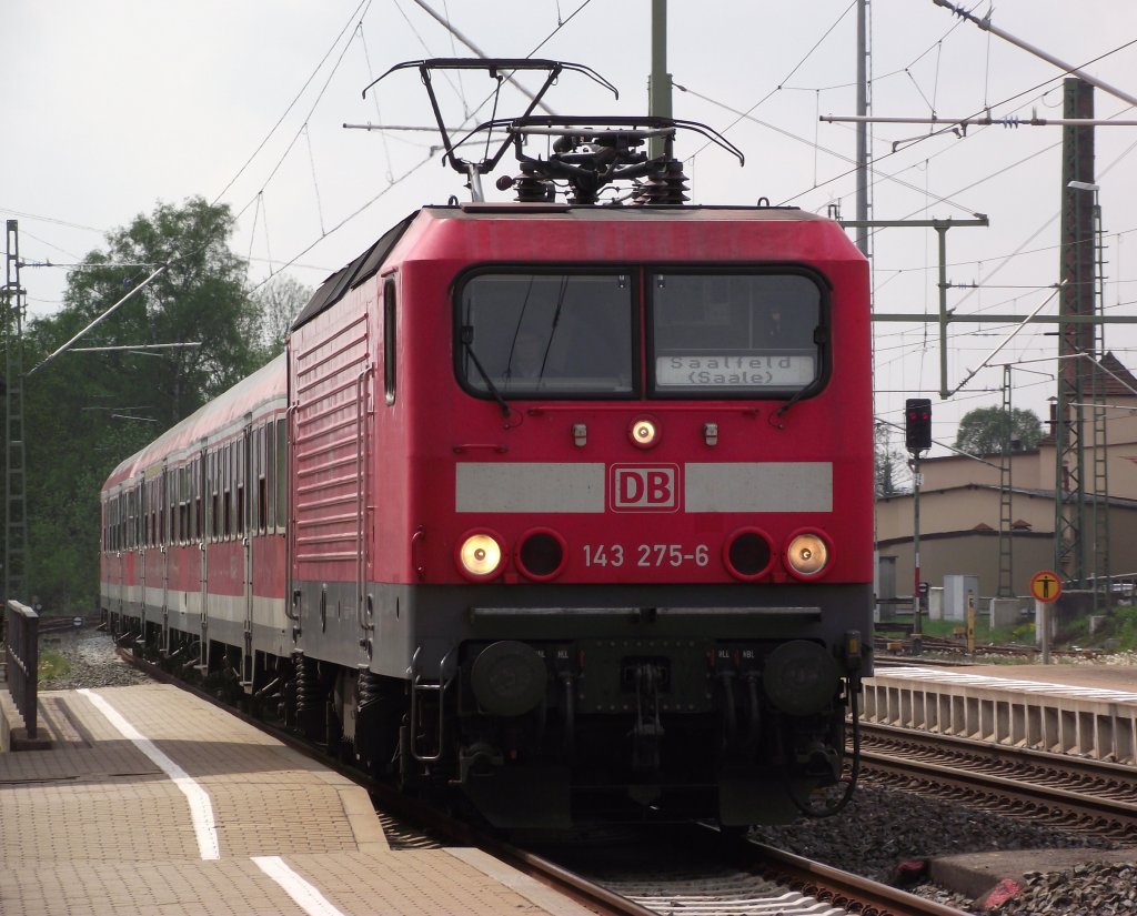143 275-6 erreicht am 27. April 2011 mit einer RB nach Saalfeld den Kronacher Bahnhof auf Gleis 1.