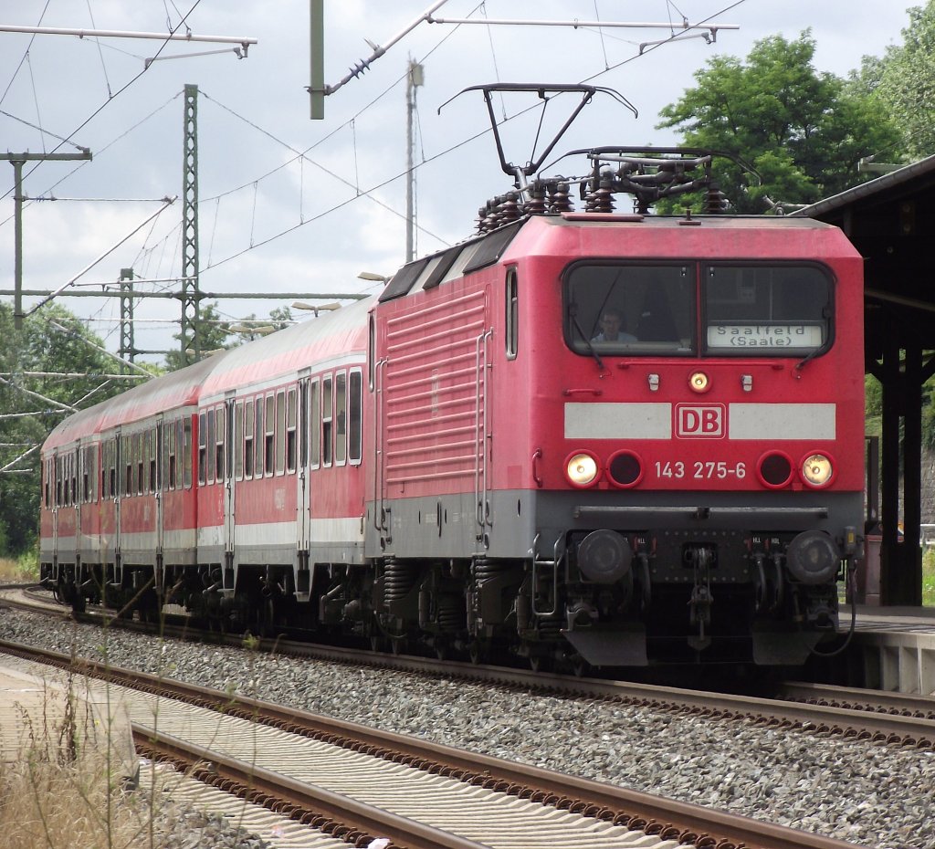 143 275-6 steht am 23. Juli 2011 mit einer RB nach Saalfeld (Saale) auf Gleis 2 in Kronach.