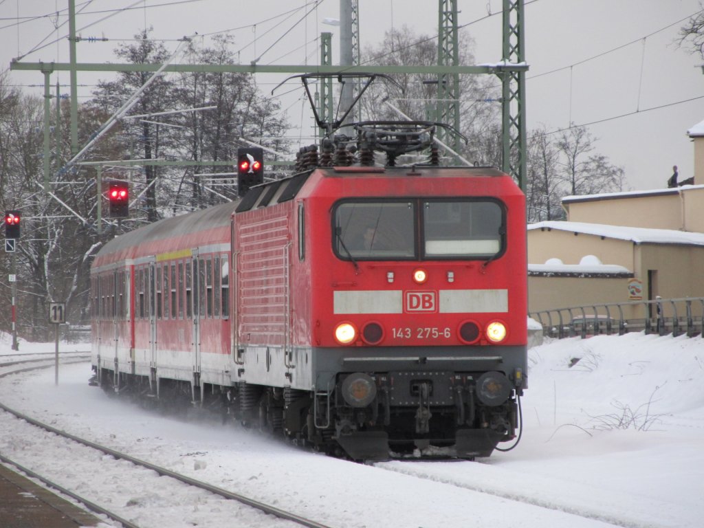 143 275-6 zieht am 4. Januar 2011 eine Regionalbahn aus Bamberg in den Endbahnhof Kronach.
