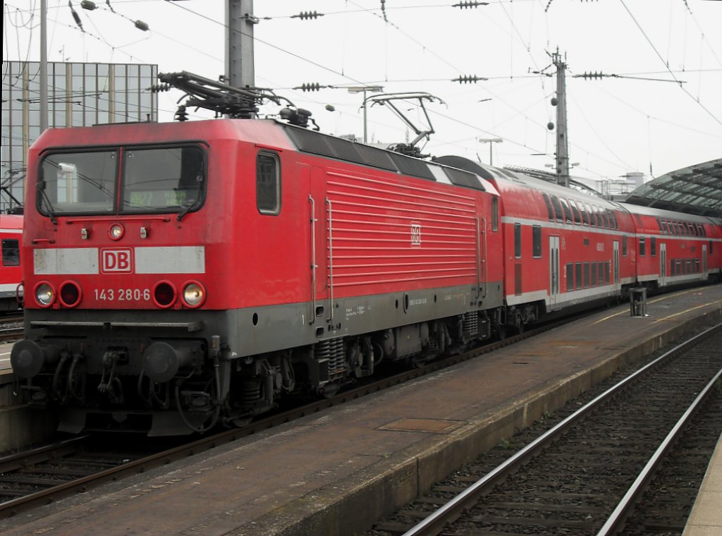 143 280-6 stand am 8.5.10 mit ihrem Personenzug im Klner Hbf.