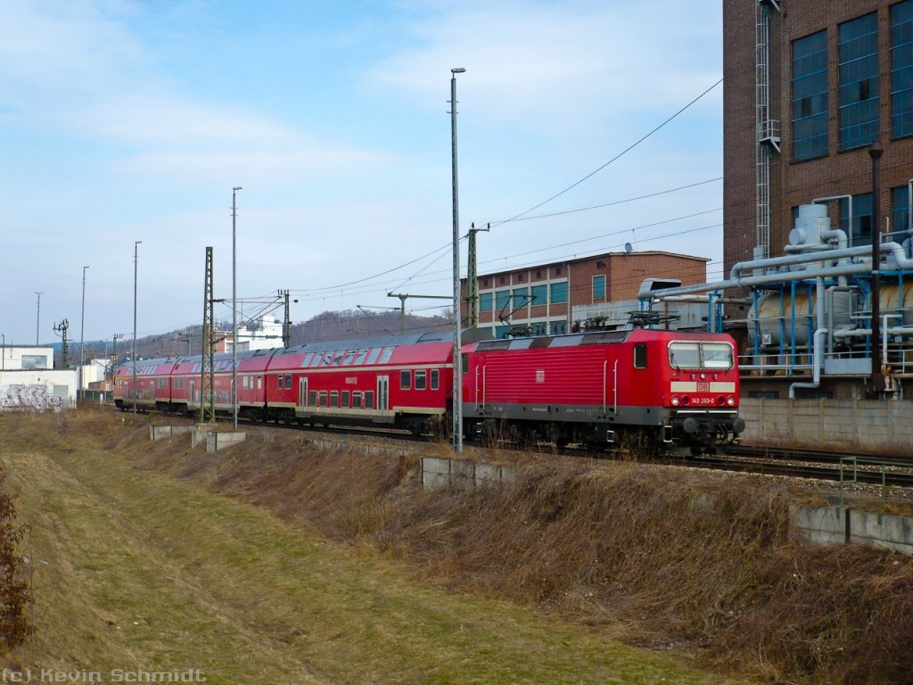 143 283-0 hat mit einer RB nach Lichtenfels eben Rudolstadt-Schwarza verlassen und wird in Kürze Saalfeld (Saale) erreichen. (19.03.2010)