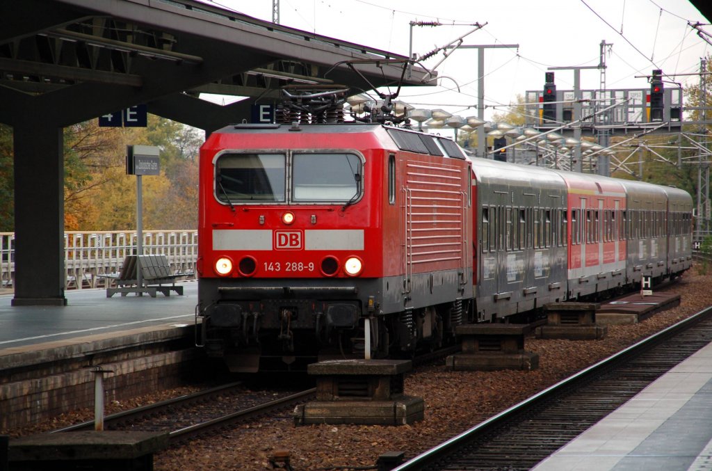 143 288 fhrt mit ihrer X-Wagengarnitur in den Bahnhof Zoo ein. Fotografiert am 26.10.09.