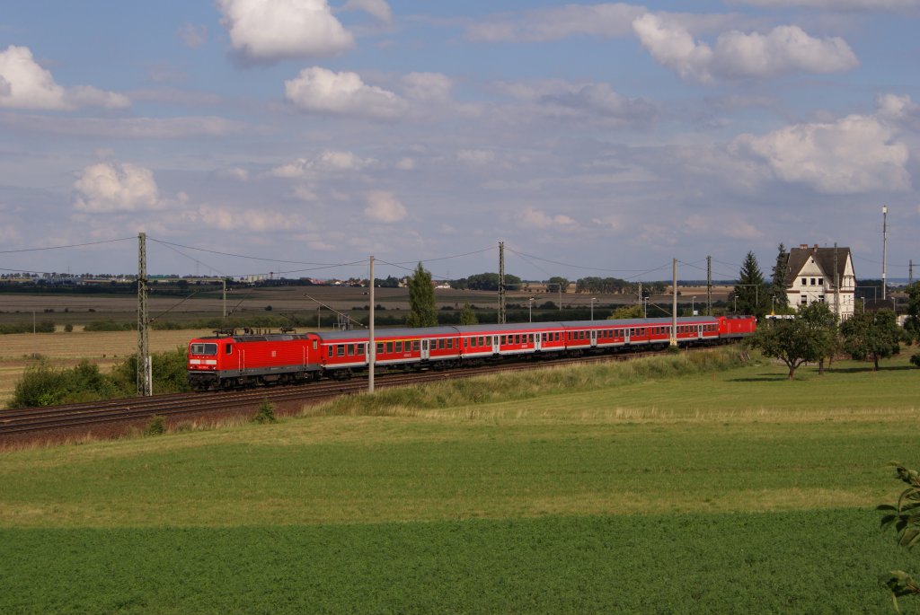 143 293-9 + 143 807-6 (Zugschluss) mit der RB 20 nach Eisenach in 
Seebergen am 15.08.2011