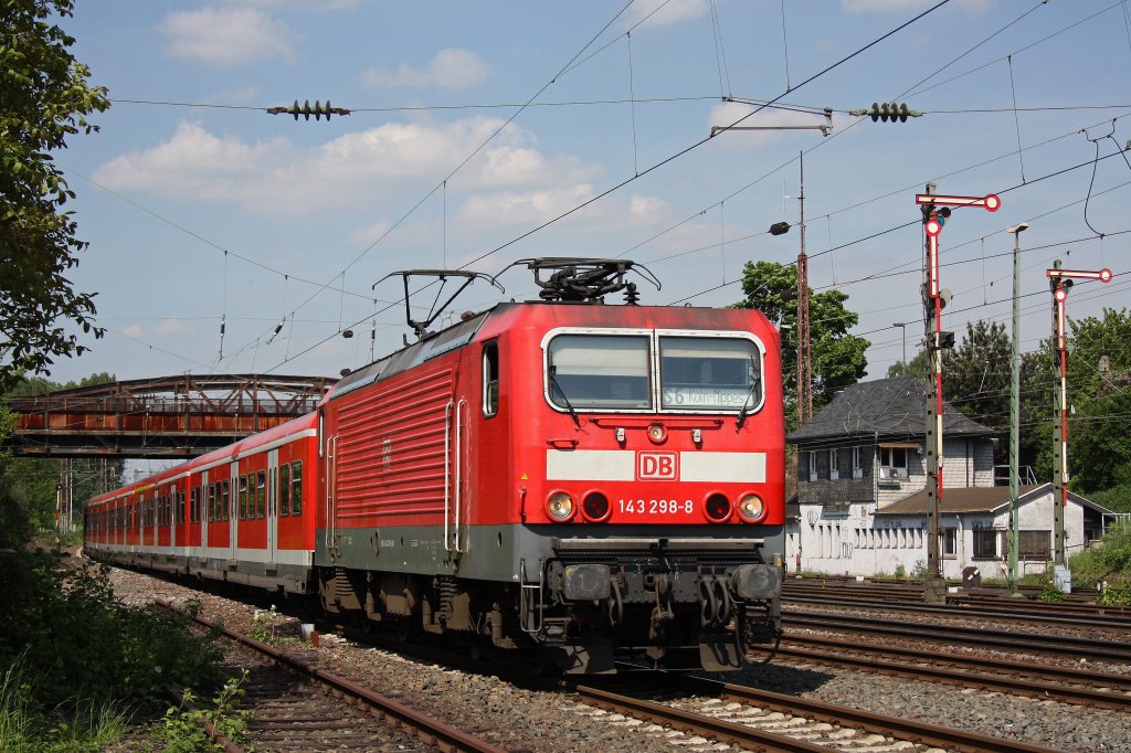 143 298 am 14.5.12 mit einer S6 nach Kln-Nippes in Dsseldorf-Rath.