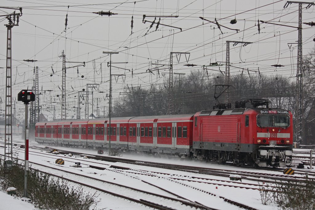 143 298 am 15.1.13 mit einer S1 nach Solingen in Duisburg Hbf.
Da mehrere 422er kaputt waren kam auerplanmig eine 143er mit x-Wagen zum Einsatz.