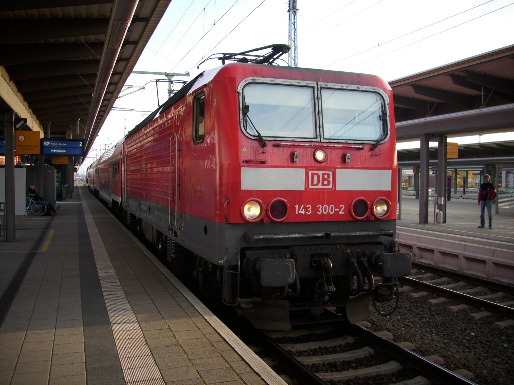 143 300 mit der S-Bahn nach Warnemnde am 31.Oktober 2009 in Rostock Hbf.