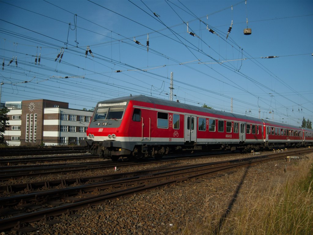 143 300 schob am 28.06.2010 den Sonderzug fr Kreuzfahrt- Touristen zurck nach Warnemnde. Es steuerte ein Wittenberger Stw. Hier bei der Durchfahrt Rostock Hbf