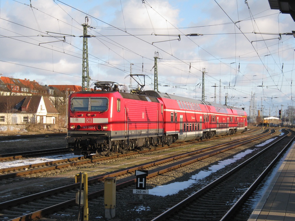 143 300 wartet mit ihrer S-Bahn am 06.03.2010 in Rostock Hbf auf den n�chsten Einsatz.