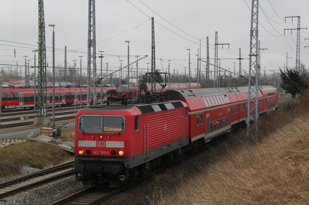 143 303-6 mit S2 G�strow-Warnem�nde bei der Einfahrt im Rostocker Hbf link´s steht schon die Abl�sung.01.03.2012