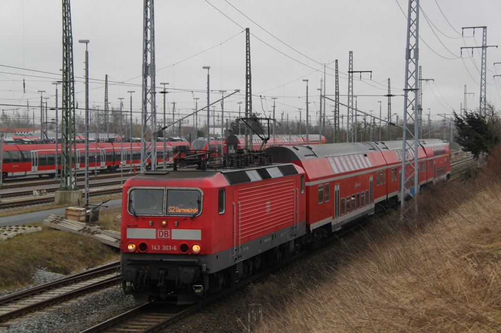 143 303-6 mit S2 Gstrow-Warnemnde bei der Einfahrt im Rostocker Hbf link´s steht schon die Ablsung.01.03.2012