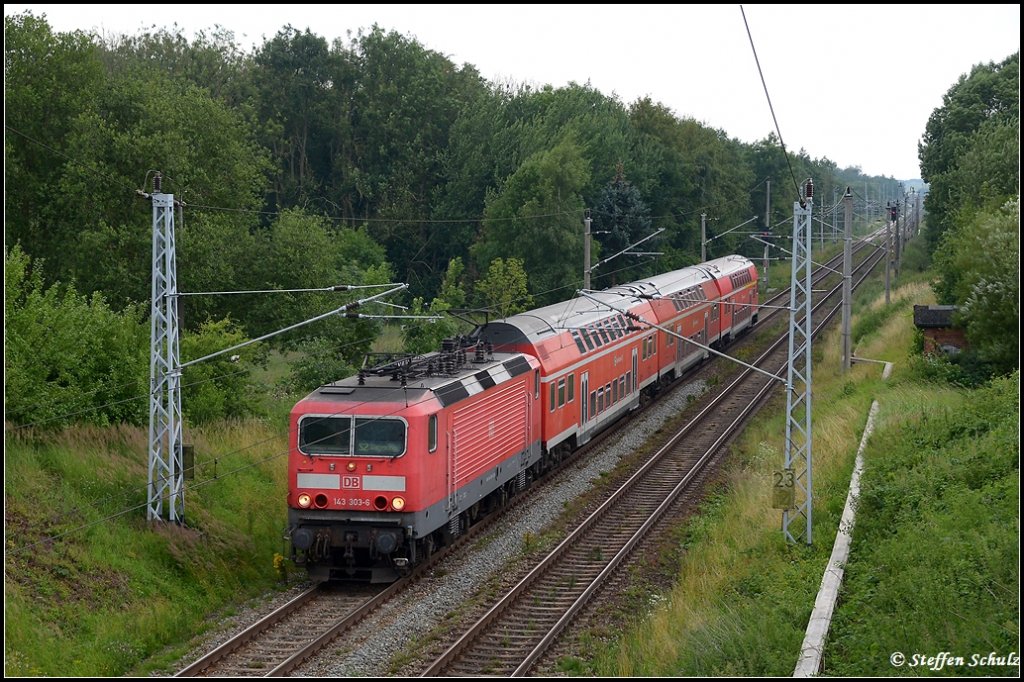 143 303 als S2 am 13.07.11 aus Gstrow ber Rostock nach Warnemnde. Aufgenommen zwischen Plchow und Papendorf