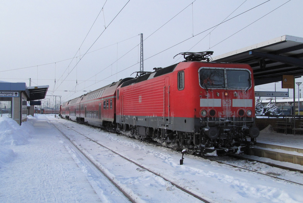 143 305-1 wird mit der RB43 nach Falkenberg am Gleis 6 bereitgestellt. Cottbus den 27.12.2010
