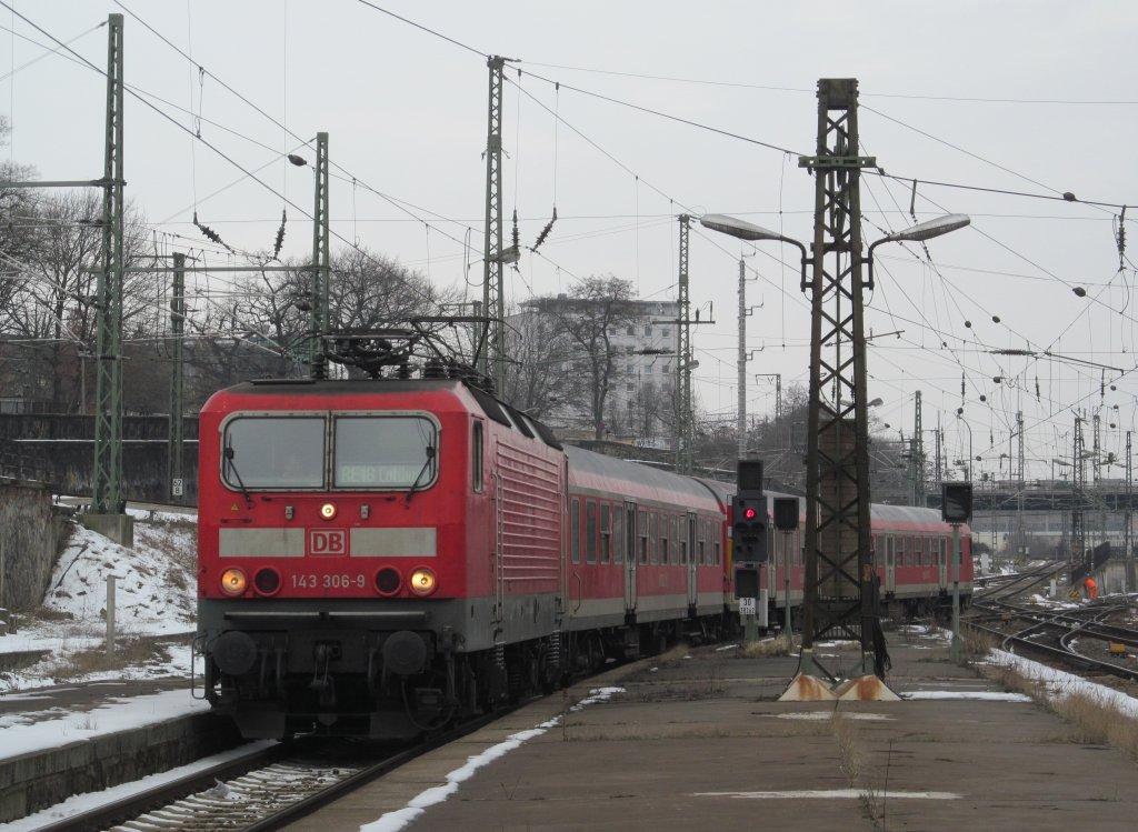 143 306-9 erreicht am 18. Mrz 2013 mit einem RE nach Cottbus Hbf den Dresdener Hbf.