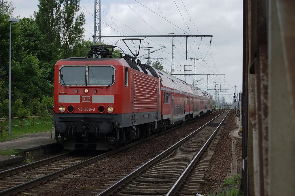 143 306-9 mit dem RE7 Wnsdorf-Waldstadt (RE 38934) im Bahnhof Berlin-Karlshorst. 25.05.2010