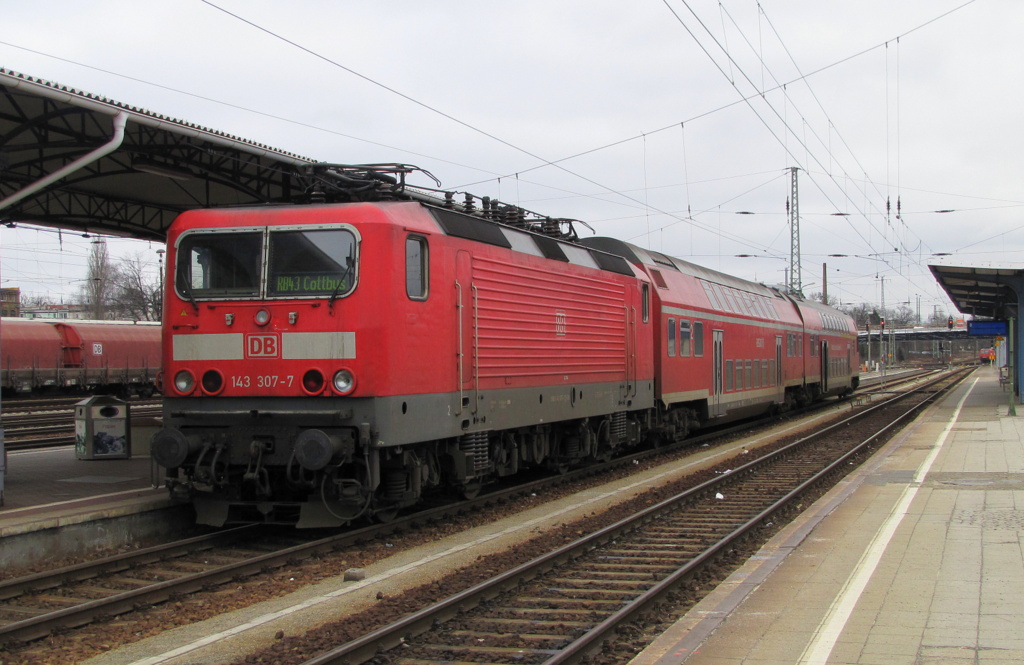 143 307-7 kam mit der RB43 aus Falkenberg/Elster und wartet nun auf die Rckfahrt. Da der Zugverband einige Stunden Aufenthalt hat, ist er abgebgelt. Cottbus den 13.03.2012