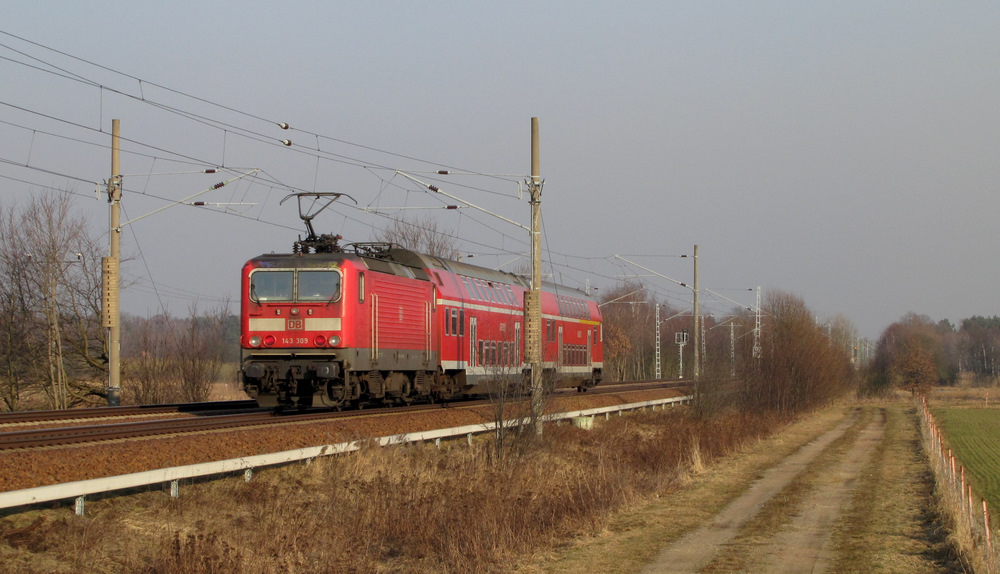 143 309 fhrt hier mit seiner RB43 von Falkenberg seinem Ziel Cottbus entgegen, welcher er in wenigen Minuten erreicht. Tornitz den 03.03.2011