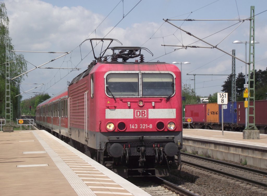 143 321-8 erreicht am 1. Mai 2012 mit einer Regionalbahn von Gieen nach Friedberg (Hess) den Bahnhof Bad Nauheim.