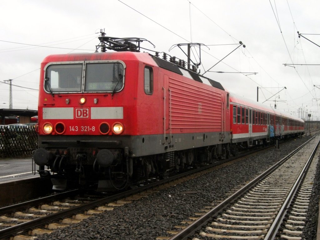 143 321 steht am 27.Dezember 2012 mit der RB 15248 nach Frankfurt(Main)Sd im Hanauer Hbf.