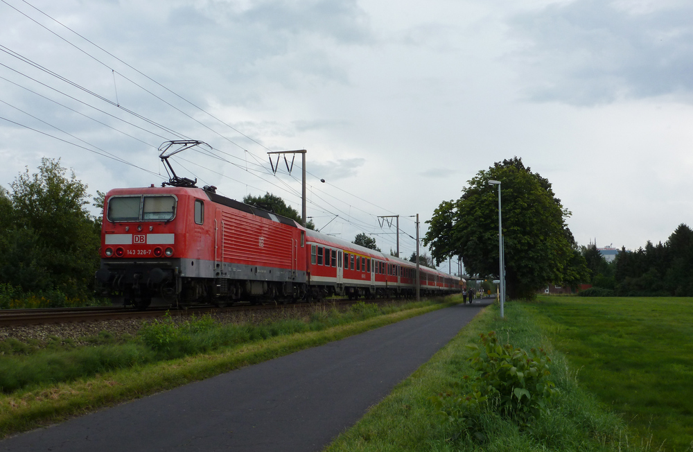 143 326-7 fuhr am 26.08.2012 mit dem Norddeich-Entlaster von Norddeich Mole nach Hannover, hier in Leer.