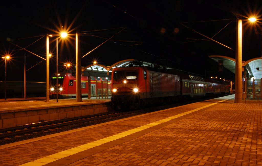 143 327 steht mit einer RB nach Leipzig am Morgen des 25.09.10 im Bahnhof Bitterfeld. LInks steht noch die RB nach Halle(S).