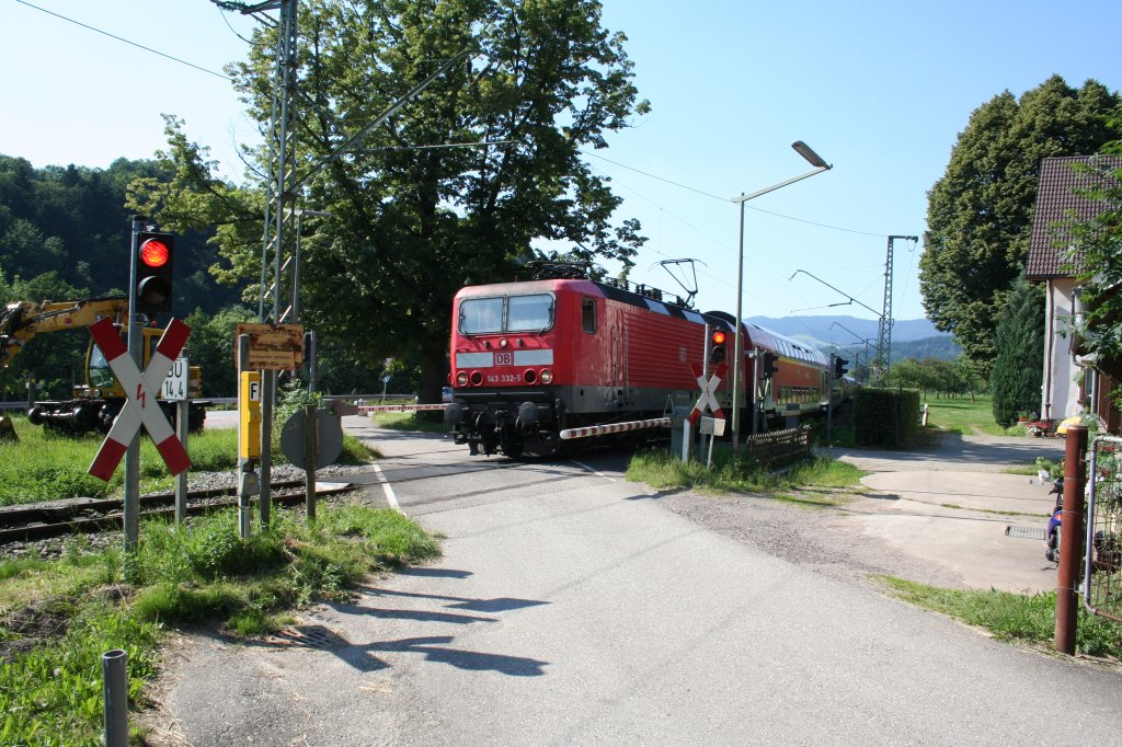 143 332-5 vorbeifahrt am Bahnbergang zwischen Himmelreich und Hinterzarten auf den Weg als Regionalbahn nach Neustadt(Schwarzwald). Aufgenommen am 15.07.2008.
