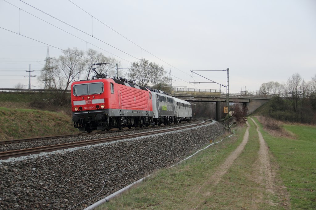 143 333-3 DB zieht 139 558-1 Railadventure kurz vor Redwitz am 02.04.2012.