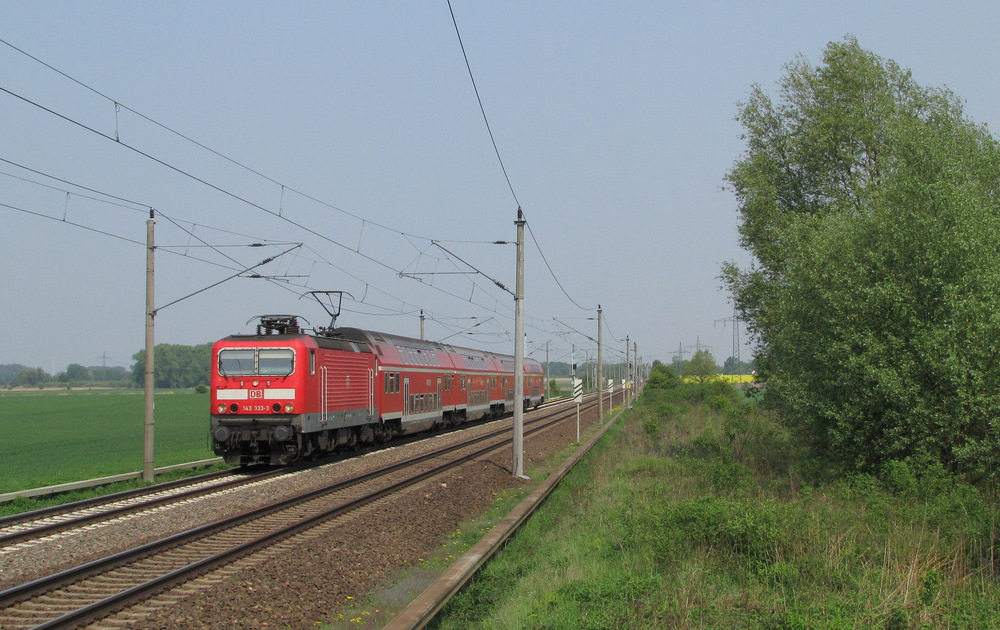 143 333-3 fhrt am 29.04.2011 den 2. Umlauf der RB 21. Hier ist sie in Satzkorn unterwegs weiter nach Potsdam Griebnitzsee. 
