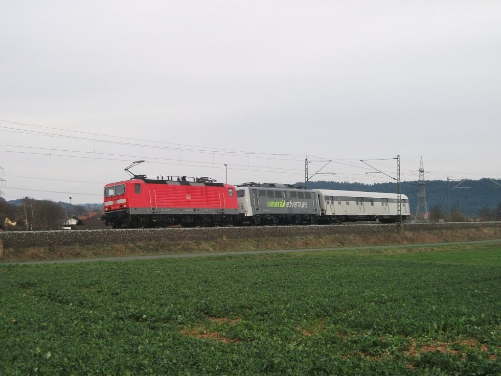 143 333 zieht am 02.April 2012 die RailAdventure 139 558 und einen Beiwagen von RailAdventure bei Halach(b. Kronach) Richtung Saalfeld.