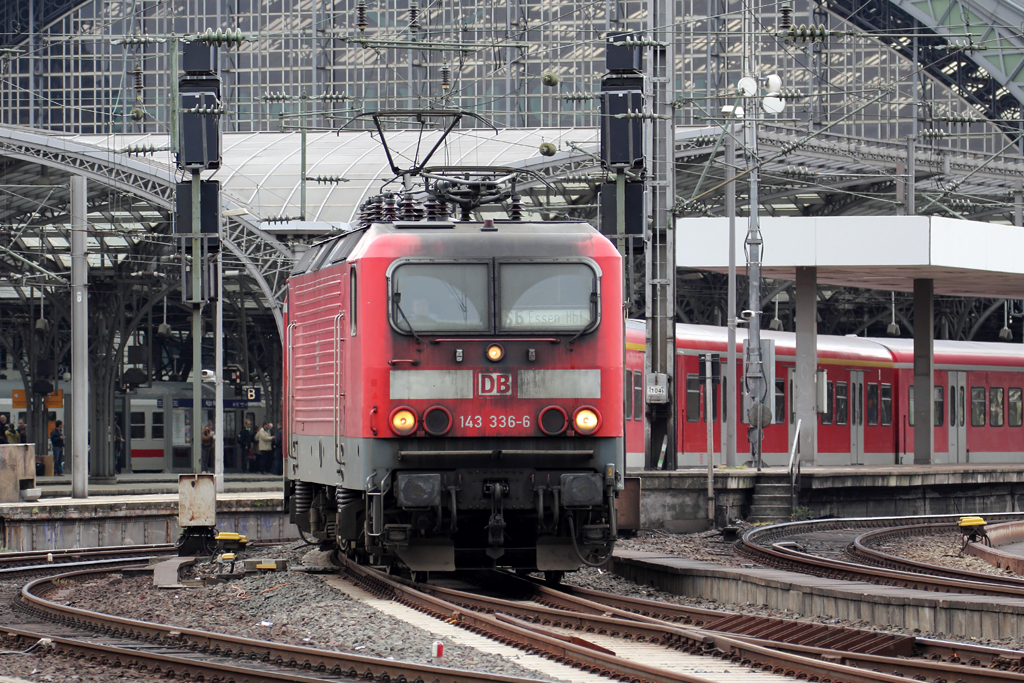 143 336-6 mehr schwarz als rot an der Lokfront bei der Ausfahrt als S 6 nach Essen Hbf. in Kln Hbf. 20.5.2013