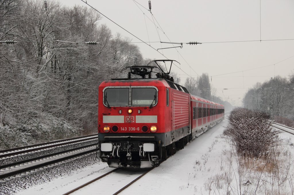 143 336-6 mit der S6 (Kln-Nippes - Essen Hbf) bei der Einfahrt in Dsseldorf-Garath am 16.01.2013