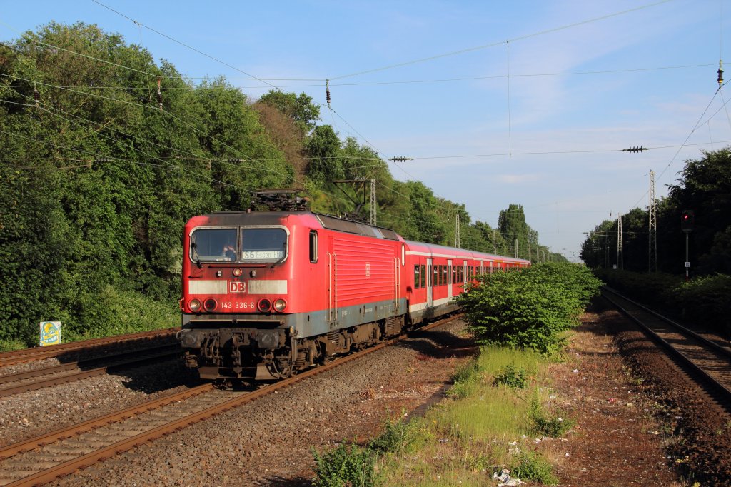143 336-6 mit der S6 (Kln-Nippes - Essen Hbf) bei der Einfahrt in Dsseldorf-Garath am 21.06.13
