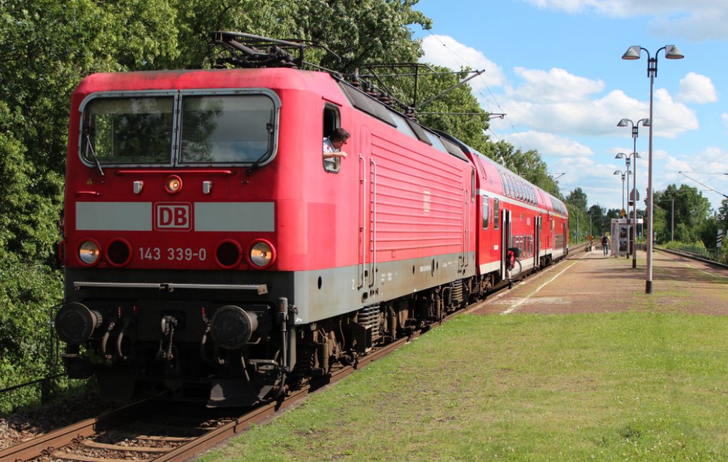 143 339-0 fhrt am 21.06.2013 mit der RB 17229 nach Dresden Hbf, hier beim halt in Zwickau Plbitz, nach einen kontrolierenden Blick des Tf geht es weiter.
