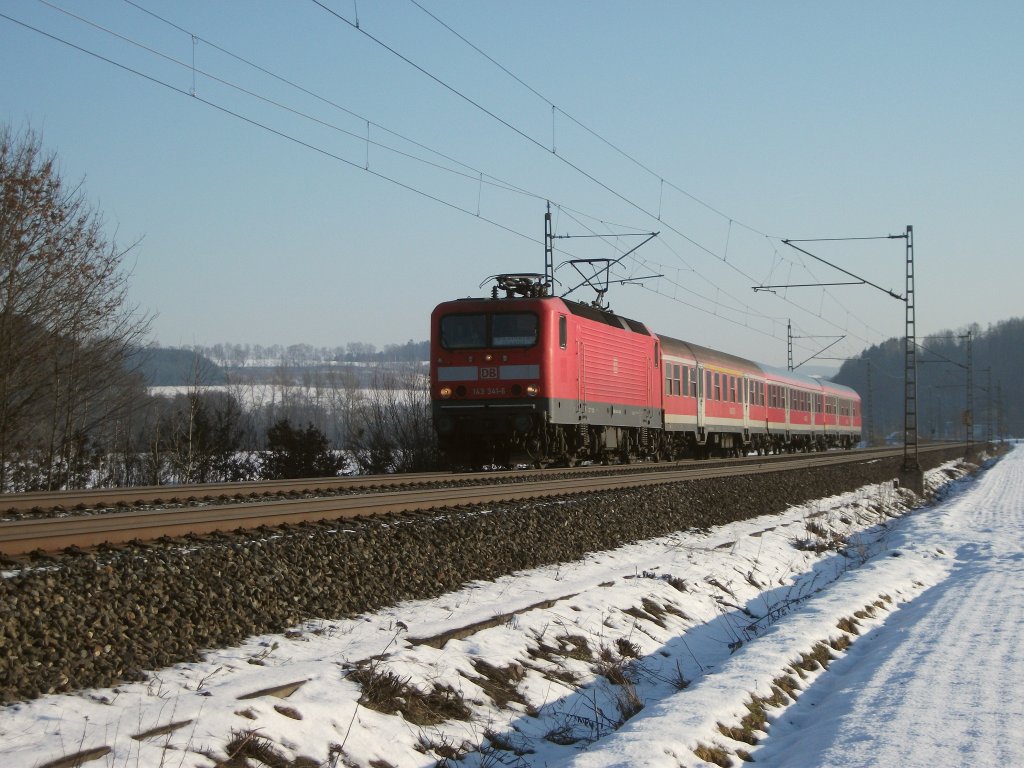 143 341 ist am 30.01.11 mit dem RE 3488 bei Knellendorf Richtung Stockheim unterwegs.