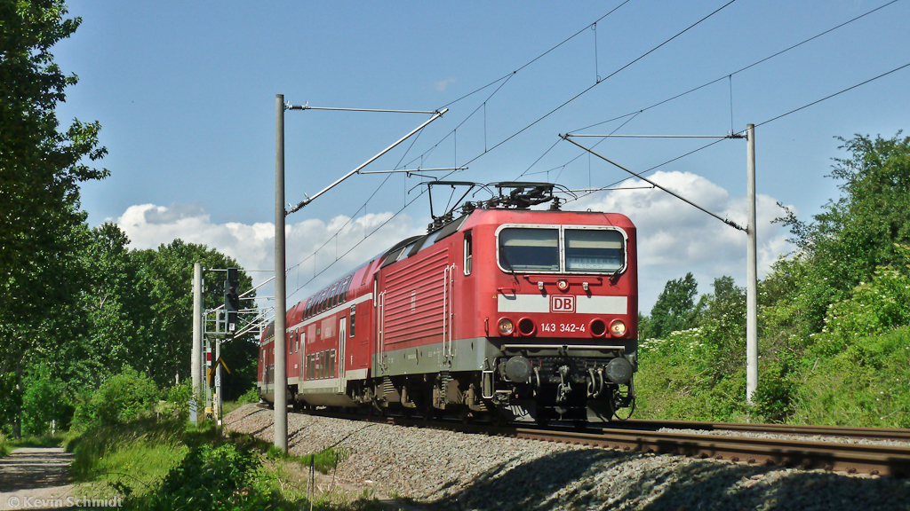 143 342-4 hält in Kürze mit ihrer RB von Zwickau nach Freiberg in Grüna bei Chemnitz. (16.06.2012)