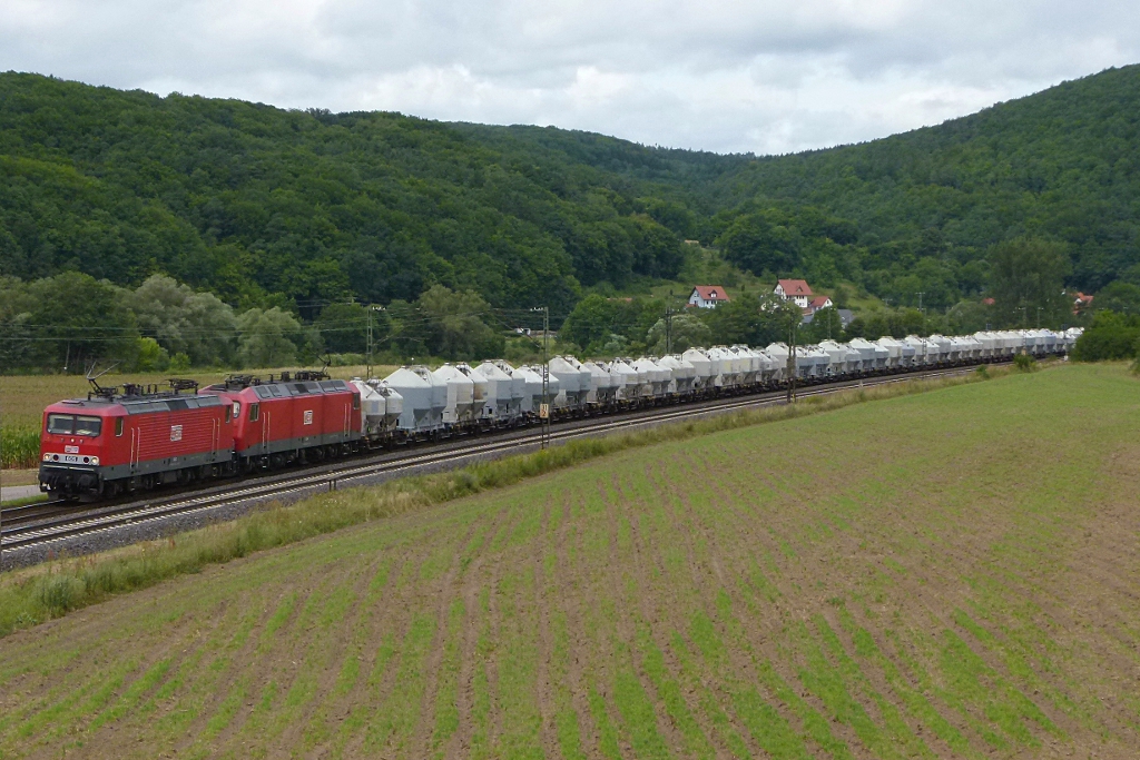 143 344-0 und 156 004.7 sind mit einem Zementzug am 31.07.2012 bei Wernfeld