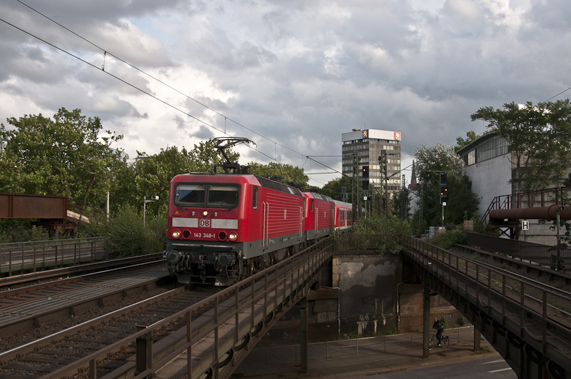 143 348-1 + 112 154-0 (kalt) + 112 149-0 (Zugschluss) am 25. August 2010 mit versp�tetem RE 21026 (Hamburg Hbf - Kiel Hbf) in Hamburg Dammtor.