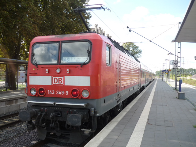 143 349-9 als RE Magdeburg Hbf-Braunschweig Hbf im bBahnhof knigslutter.