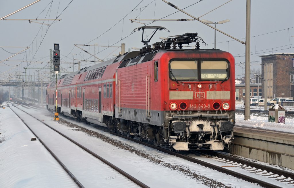 143 349 war am 29.01.12 vom Wintereinsatz gezeichnet, als mit einem RE Magdeburg - Leipzig in Bitterfeld einfuhr.