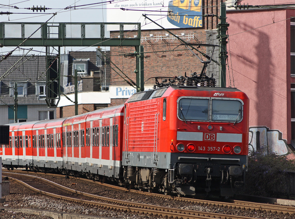 143 357-2 schiebt ihre S6 der Endstation Kln-Nippes entgegen aus Kln Hbf raus, 10.4.11