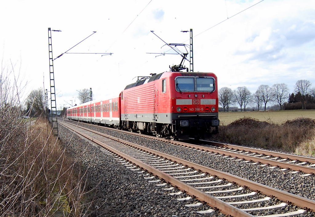 143 358-0 schiebt hier einen X-Wagenzug der Linie S8 von Kleinenbroich kommend nach Korschenbroich. Foto vom 27.02.2010