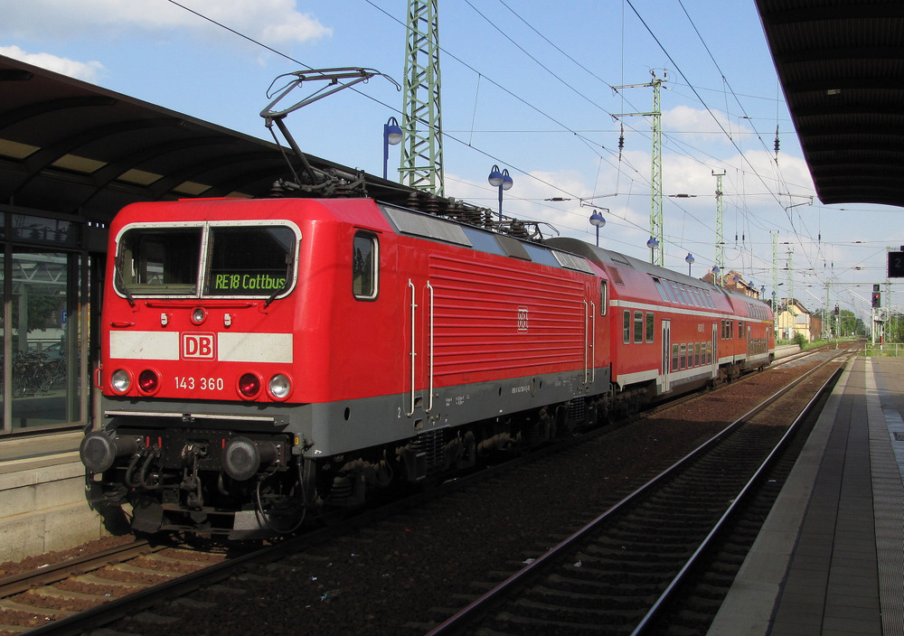 143 360, welche am 15.04.2010 seine Frist bekommen hat und nun ohne Kontrollziffer durch die Lande dst, hatte am 25.05.2010 die Aufagbe den Ersatzverkehr zwischen Senftenberg - Lbbenau/Spreewald und Cottbus zu fahren. Hier steht der Zug gerade bereit zur Abfahrt in Richtung Cottbus mit dem RE2. 