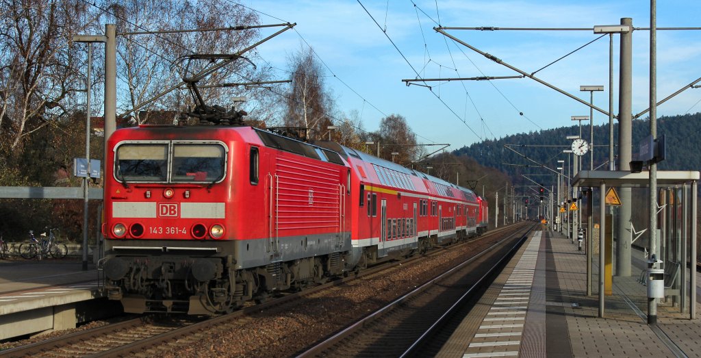 143 361-4 führt RB 16911 nach Saalfeld (Saale) am 14.11.11 und fährt hier in Orlamünde (Saale) ein.