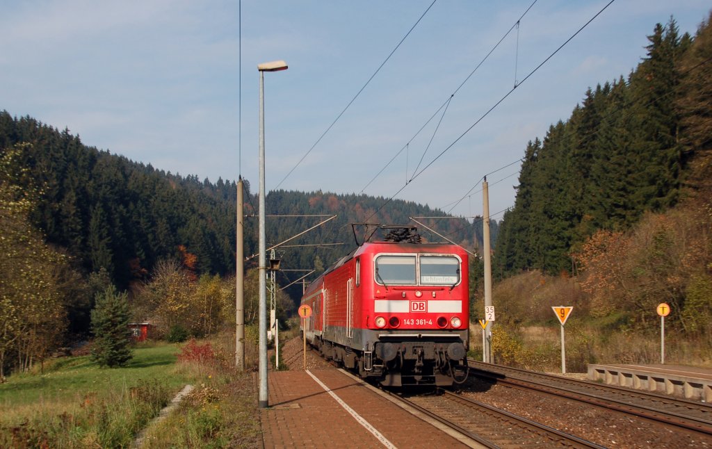 143 361 fhrt am 23.10.10 mit einer RB nach Lichtenfels in Frtschendorf ein.