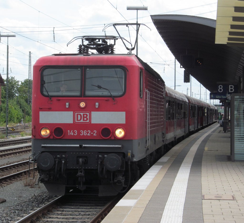 143 362-2 steht am 30. Juli 2012 mit einer Regionalbahn nach Saalfeld (Saale) im Bahnhof Bamberg.