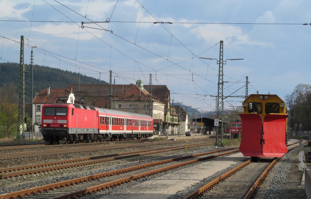 143 362-2 zieht am 20. April 2012 eine Regionalbahn nach Ludwigsstadt aus Kronach heraus.