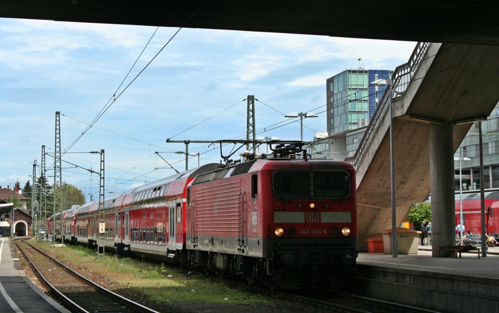 143 364-8 zusammen mit 143 332-5 als RB 26945 nach Seebrugg am 09.05.13 kurz vor der Abfahrt in Freiburg (Breisgau) Hbf.